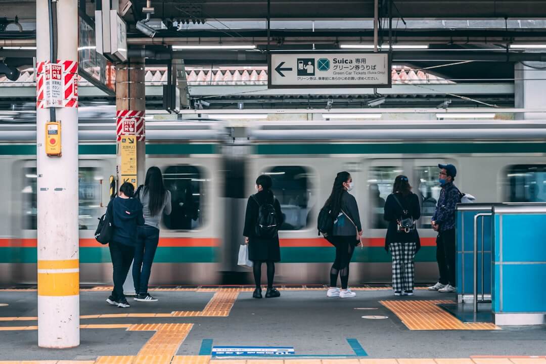 Eating on Long-Distance Trains: When and How It's Acceptable